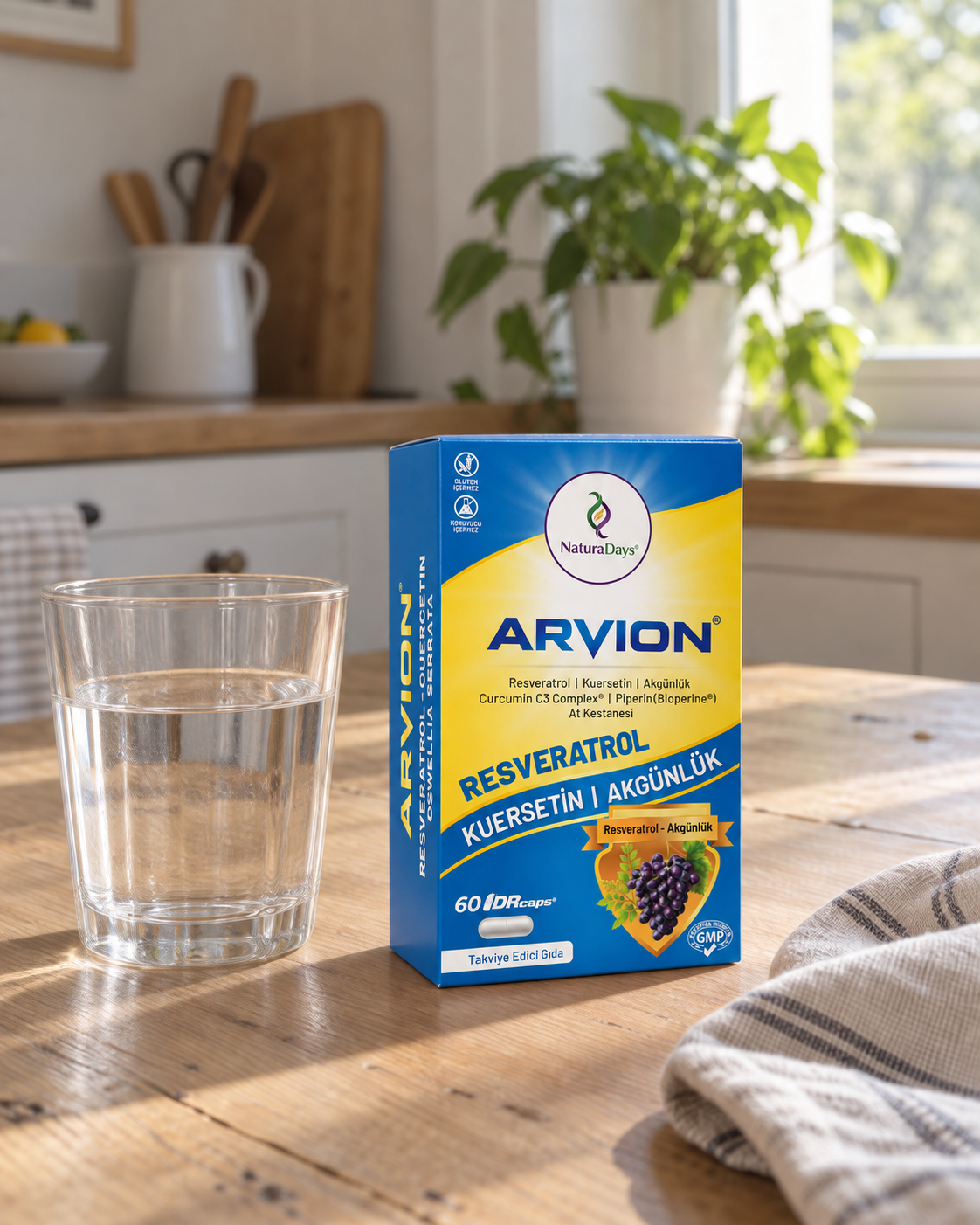 Doğal sabah ışığında Resveratrol ambalajı ve bir bardak su