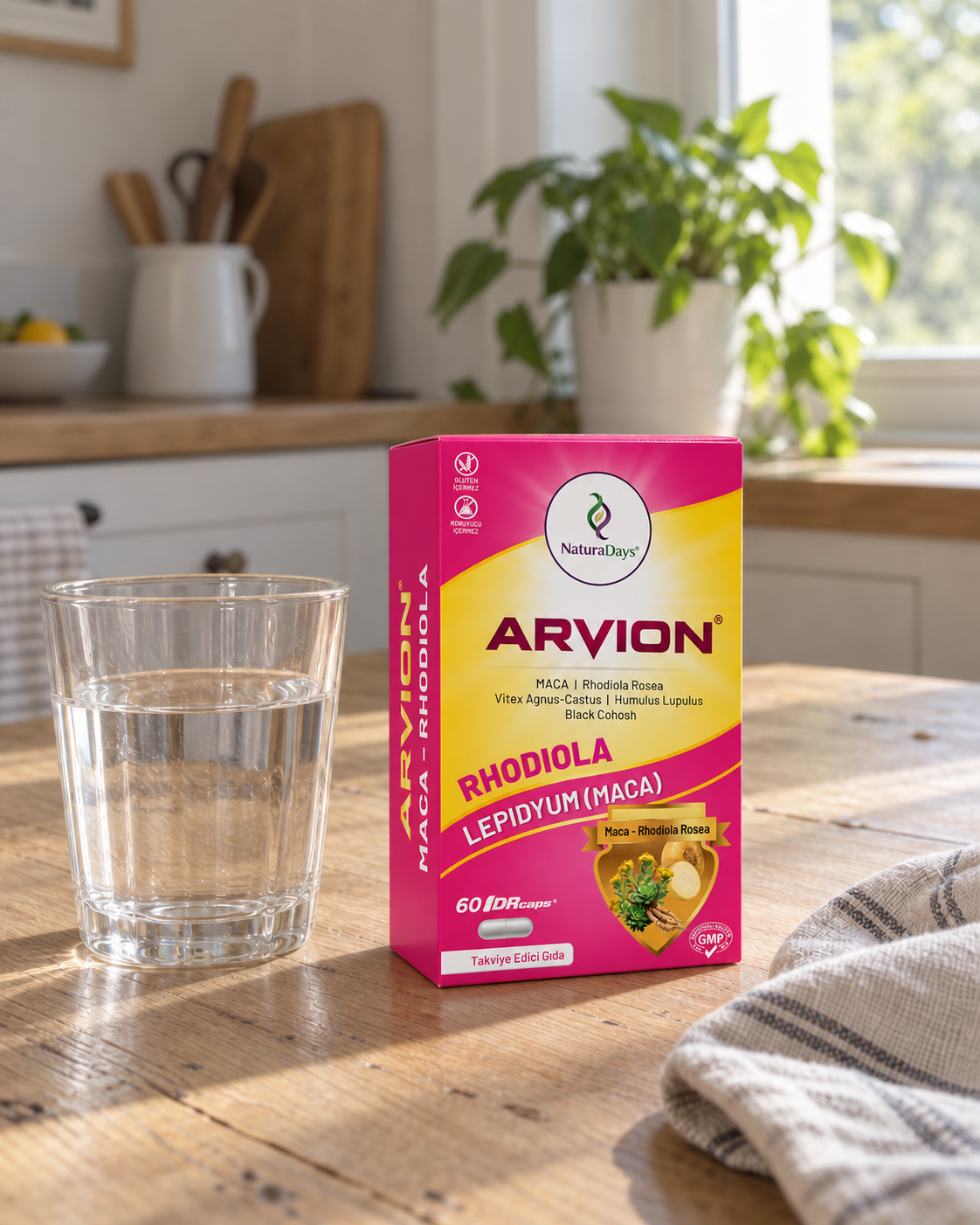 Doğal sabah ışığında Rhodiola ambalajı ve bir bardak su